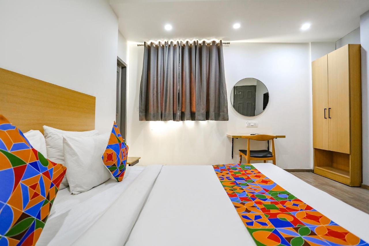 Fabhotel Vat - Meera Bagh Delhi  Eksteriør bilde