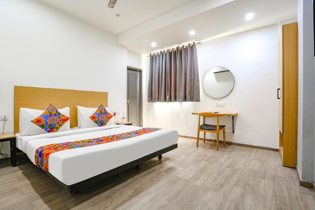 Fabhotel Vat - Meera Bagh Delhi  Eksteriør bilde