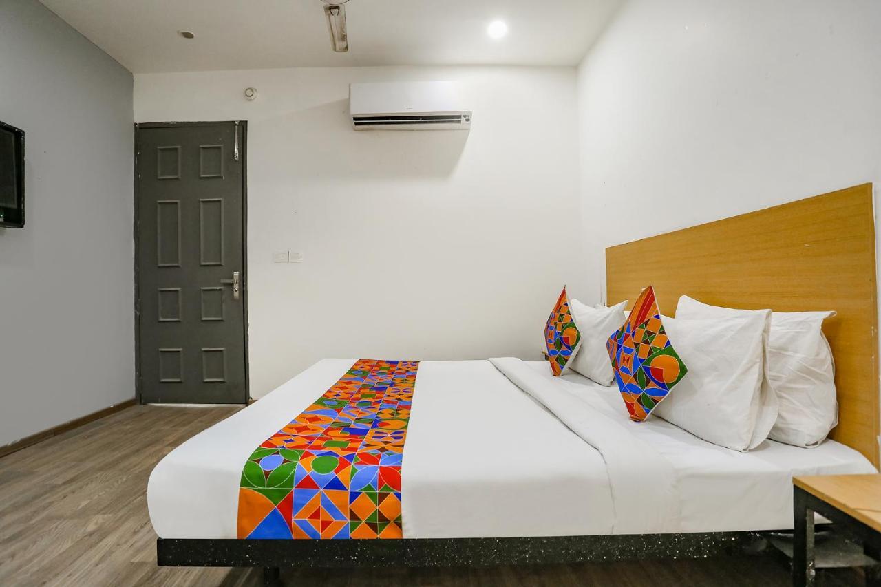 Fabhotel Vat - Meera Bagh Delhi  Eksteriør bilde