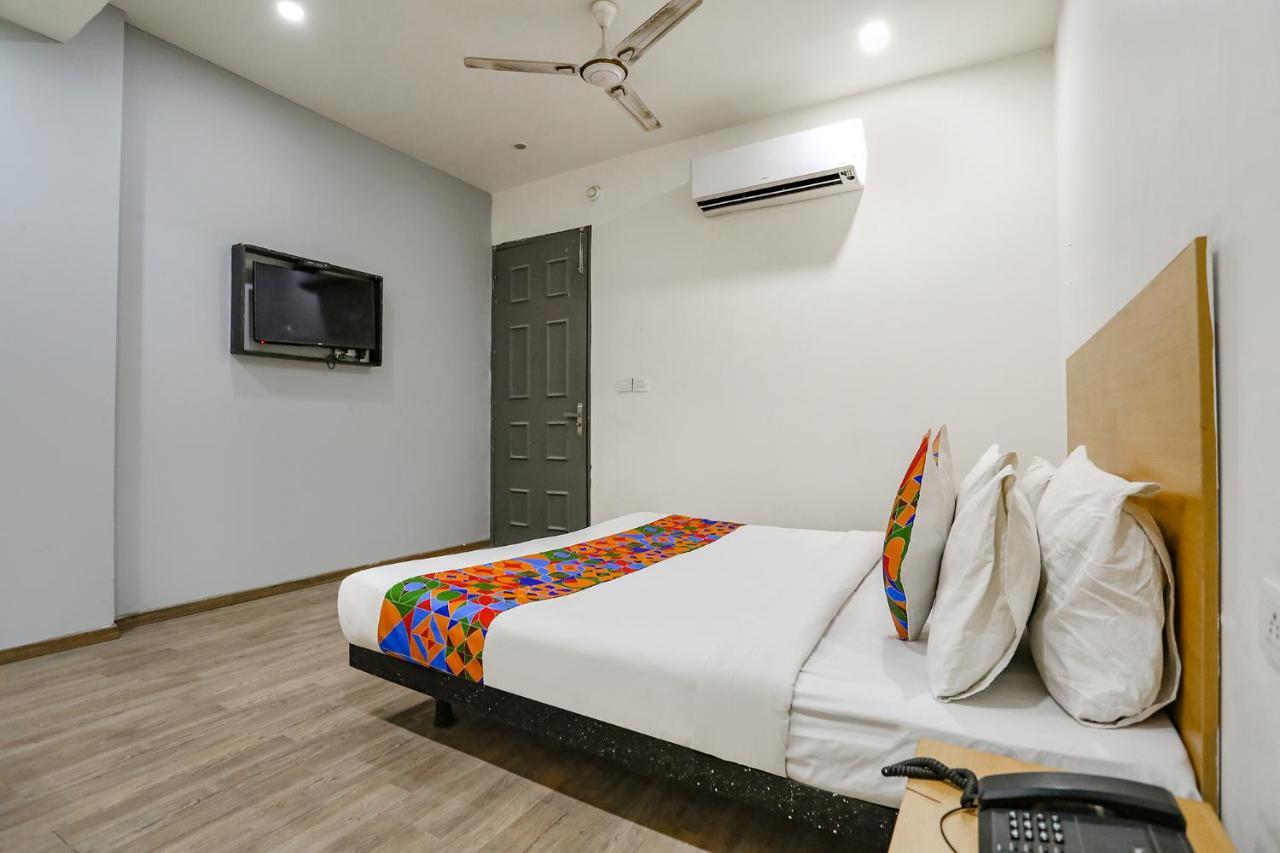 Fabhotel Vat - Meera Bagh Delhi  Eksteriør bilde