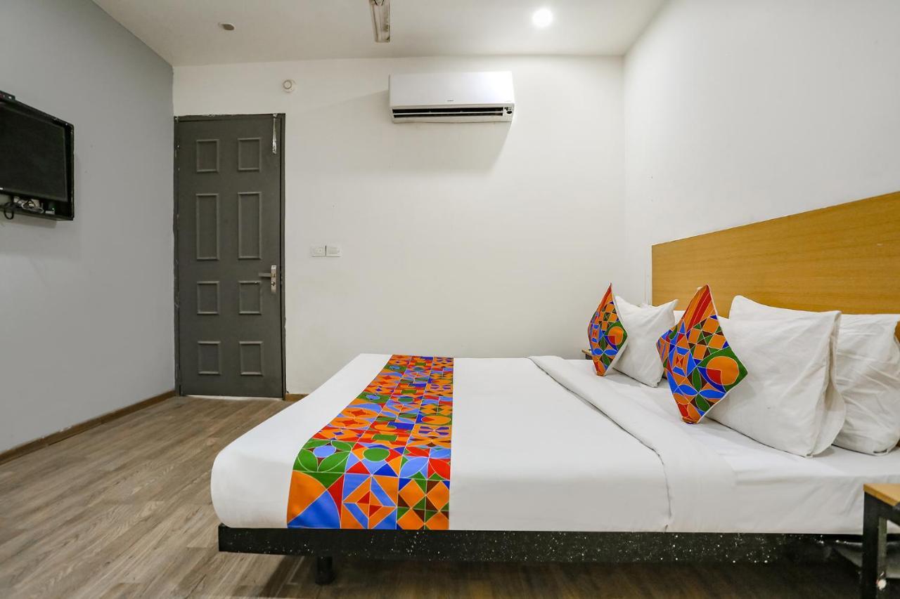 Fabhotel Vat - Meera Bagh Delhi  Eksteriør bilde