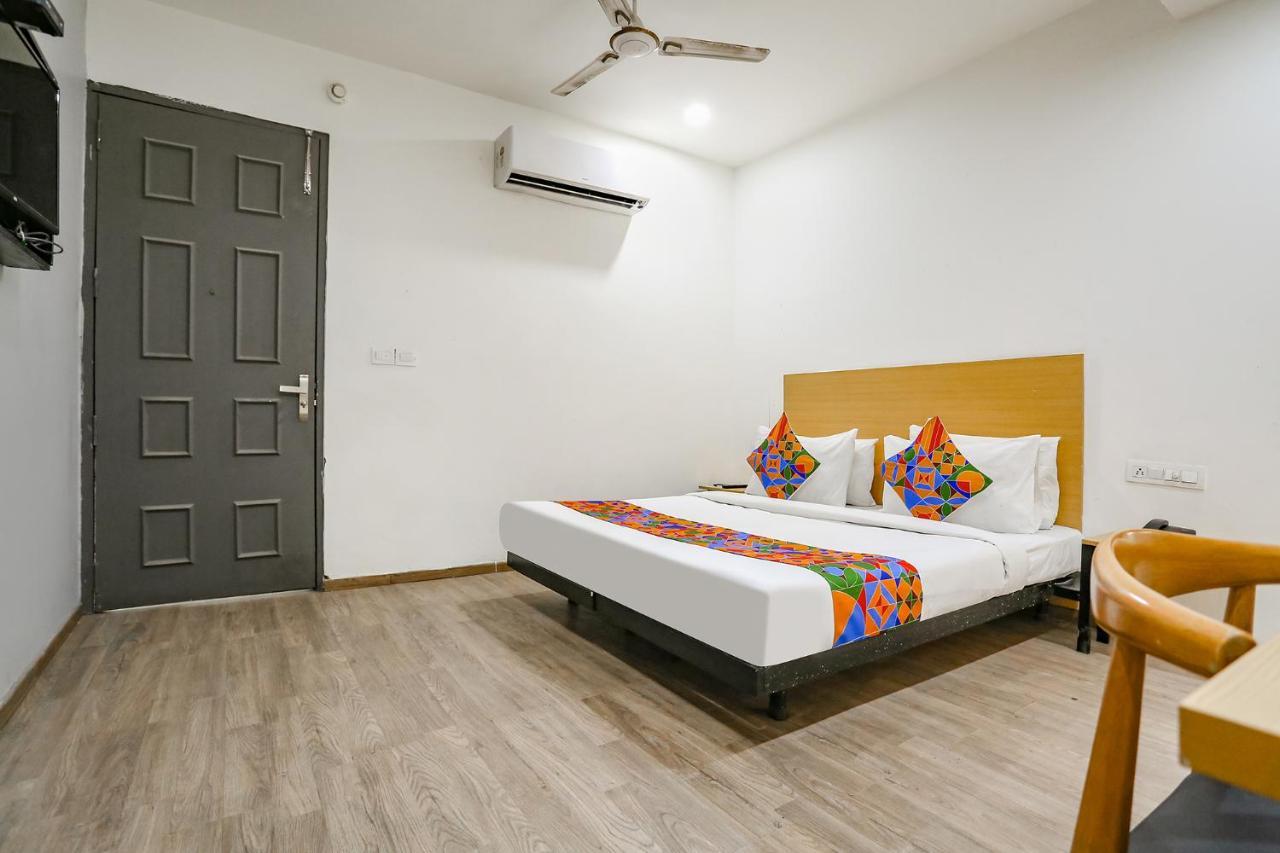 Fabhotel Vat - Meera Bagh Delhi  Eksteriør bilde